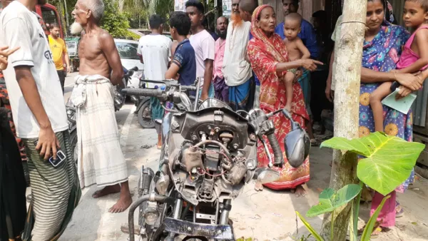 নেছারাবাদে বাসের ধাক্কায় মোটরসাইকেলের ২ আরোহী নিহত