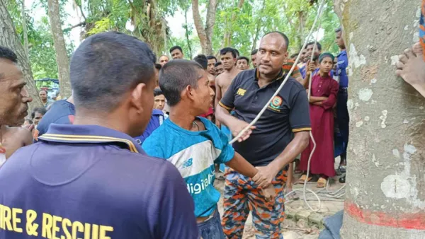 গাছের মগডাল থেকে তরুণকে উদ্ধার করল ফায়ার সার্ভিস