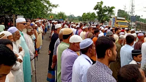 মহাসড়ক অবরোধ করে জানাজা আদায়