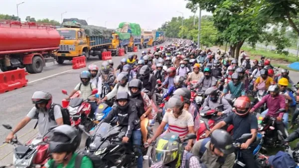 ঈদের ছুটিতে পদ্মা সেতু দিয়ে ঘরমুখো মানুষের ঢল