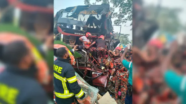 সিলিন্ডার বোঝাই ট্রাকে বাসের ধাক্কা, নিহত ২