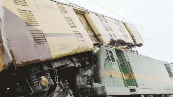 দার্জিলিংয়ে যাত্রীবাহী ট্রেনের পেছনে মালগাড়ির ধাক্কা, বহু হতাহতের আশঙ্কা