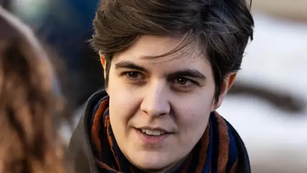 ৩১৫ কোটি টাকা দান করে দিচ্ছেন যে নারী