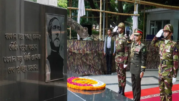 জাতির পিতার প্রতিকৃতিতে সেনাপ্রধানের পুষ্পস্তবক অর্পণ