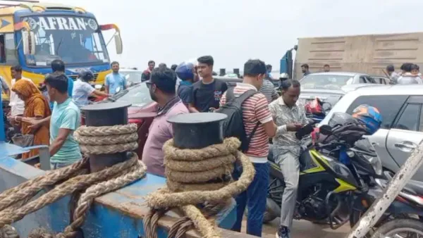 দৌলতদিয়া ঘাটে বেড়েছে কর্মস্থলে ফেরা মানুষের চাপ