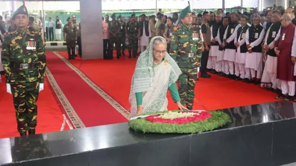 বঙ্গবন্ধুর প্রতিকৃতিতে শেখ হাসিনার শ্রদ্ধা