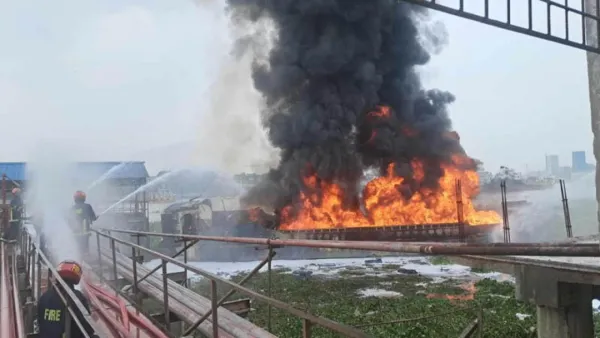 নারায়ণগঞ্জে তেলবাহী ট্রলারে আগুন, একজন নিহত