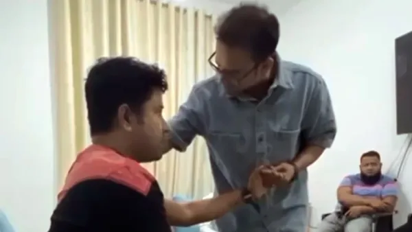 আরাভ খানের হাত ধরে ক্ষমা চাইলেন নির্মাতা অনন্য মামুন