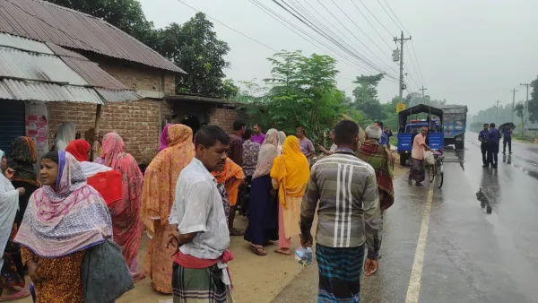 কুকুরের তাড়া খেয়ে ট্রাকের চাকায় পিষ্ট হয়ে প্রাণ গেল শিশুর