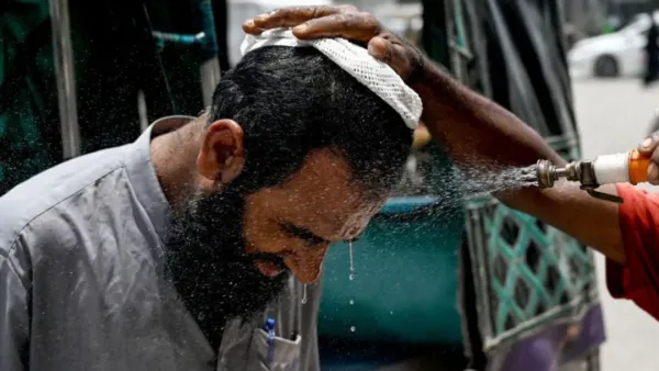 করাচিতে তীব্র গরম, হিটস্ট্রোকে আক্রান্ত ১৭০০