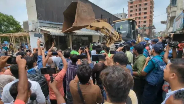 গুঁড়িয়ে দেওয়া হচ্ছে সাদিক অ্যাগ্রো