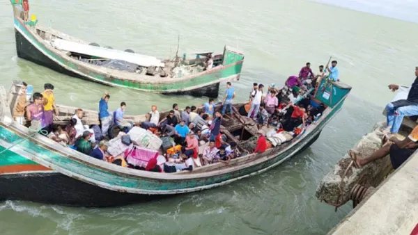 সেন্টমার্টিনগামী ট্রলারে বাংলাদেশের পতাকা উঁচুতে বেঁধে চলাচলের পরামর্শ