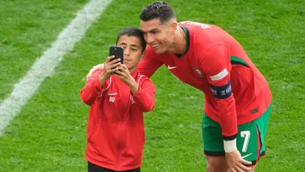 রোনালদোর সঙ্গে সেলফি, ২৫ লাখ টাকা জরিমানা