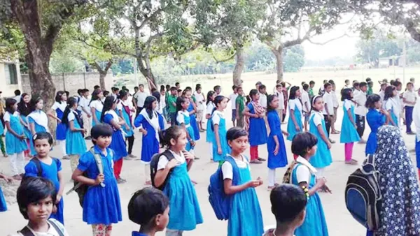 বৃষ্টির মধ্যেই আগামীকাল খুলছে প্রাথমিক স্কুল