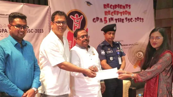 বই আর বালিশকে আপন করতে বললেন খাদ্যমন্ত্রী