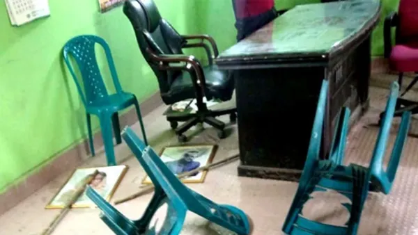 সন্ত্রাসী ও চাঁদাবাজিতে বাঁধা দেওয়ায় শ্রমিকলীগের কার্যালয় ভাঙচুর