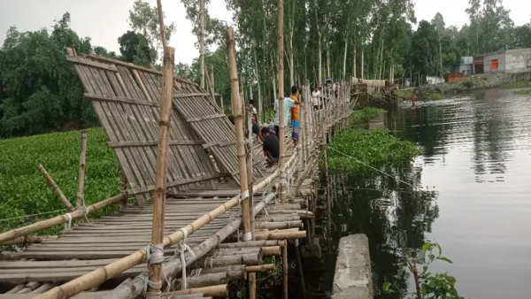 নড়বড়ে সাঁকোয় সন্তান জন্ম দিলেন গৃহবধূ