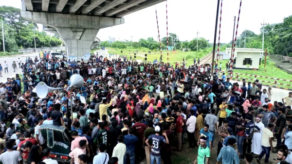 রাজশাহীতে রেললাইন অবরোধ, সারাদেশের সঙ্গে ট্রেন চলাচল বন্ধ