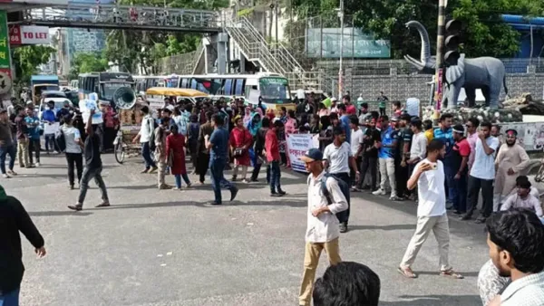 সায়েন্সল্যাবে ‘বাংলা ব্লকেড’, যান চলাচল বন্ধ