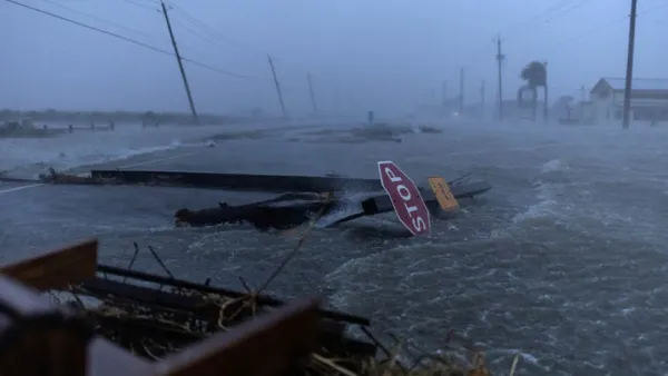 ঝড়ে লণ্ডভণ্ড টেক্সাস, বাতিল ১৩০০ ফ্লাইট
