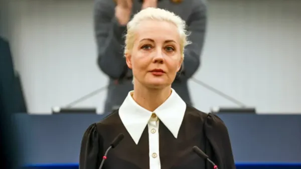 পুতিনের সমালোচক নাভালনির স্ত্রীকে গ্রেপ্তারের নির্দেশ