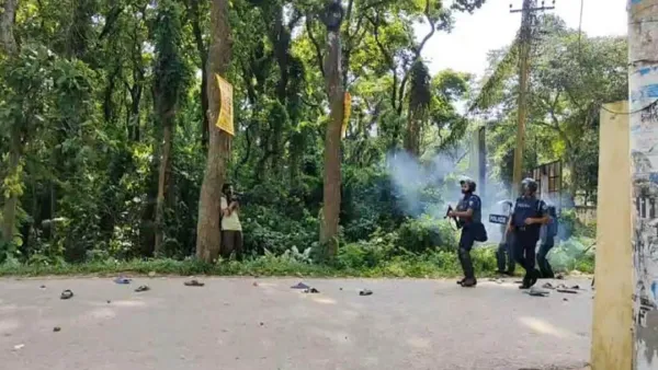 কোটাবিরোধী আন্দোলনকারীদের ওপর টিয়ারশেল নিক্ষেপ পুলিশের