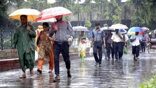 ঝুম বৃষ্টিতে বিপাকে পরীক্ষার্থীরা