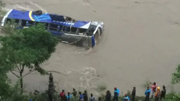 নদীতে ভেসে গেল ২ বাস, নিখোঁজ ৬৩