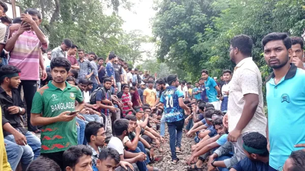 রেললাইন অবরোধ করেছেন রাবি শিক্ষার্থীরা