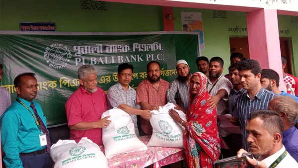 বন্যাকবলিত ৫০০ পরিবারকে খাবার দিল পূবালী ব্যাংক