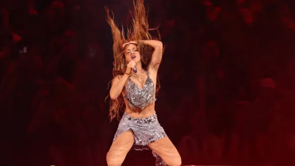 নেচে-গেয়ে কোপার ফাইনাল মাতালেন শাকিরা