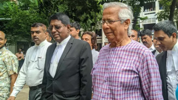 দুদকের মামলায় হাজিরা দিতে আদালতে ড. ইউনূস