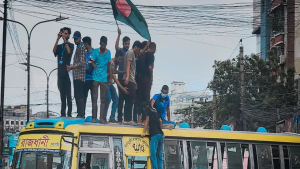 দেশের বিভিন্ন স্থানে সড়ক অবরোধ, ছাত্রলীগ-কোটাবিরোধীদের সংঘর্ষ