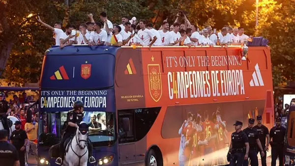 দেশে ফিরে লাখো ভক্তদের সঙ্গে শিরোপা উৎসবে মেতেছে স্পেন