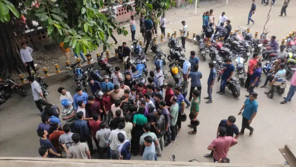 বহিরাগতদের ক্যাম্পাস ছাড়তে ঢাবি প্রশাসনের মাইকিং