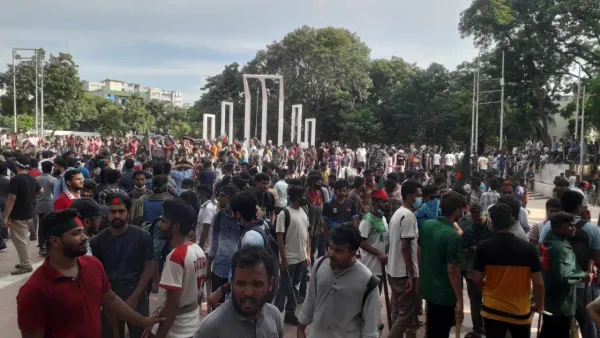 বহিরাগত নিয়ে রাজু ভাস্কর্যে ছাত্রলীগ, শহীদ মিনারে সাধারণ শিক্ষার্থীরা