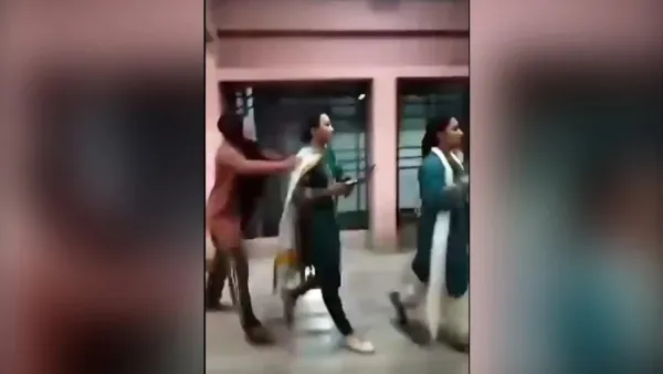 রোকেয়া হল ছাত্রলীগের সভাপতি-সম্পাদককে ঘাড় ধরে বের করে দিলো শিক্ষার্থীরা