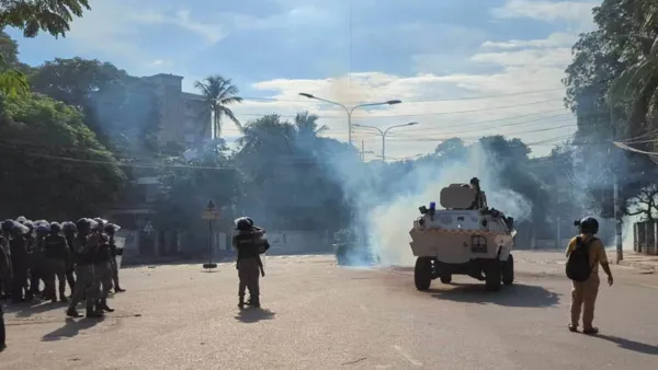 ঢাবিতে শিক্ষার্থীদের কফিন মিছিলে পুলিশের টিয়ারশেল, সাউন্ড গ্রেনেড