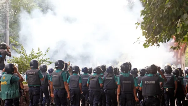আইনশৃঙ্খলা বাহিনীর অভিযানে হল ছাড়লেন শিক্ষার্থীরা