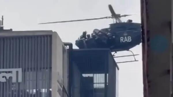 বিশ্ববিদ্যালয়ে আটকেপড়া পুলিশ সদস্যদের উদ্ধার করল হেলিকপ্টার