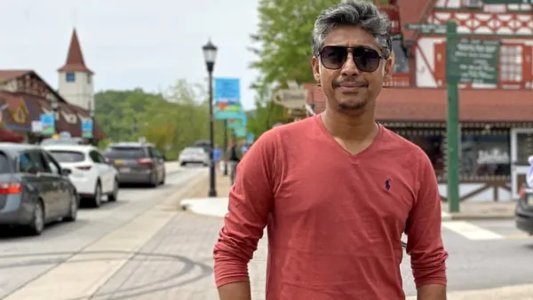 রওনক লিখলেন, দূরে দাঁড়িয়ে পুলিশের অসহায় দৃষ্টি