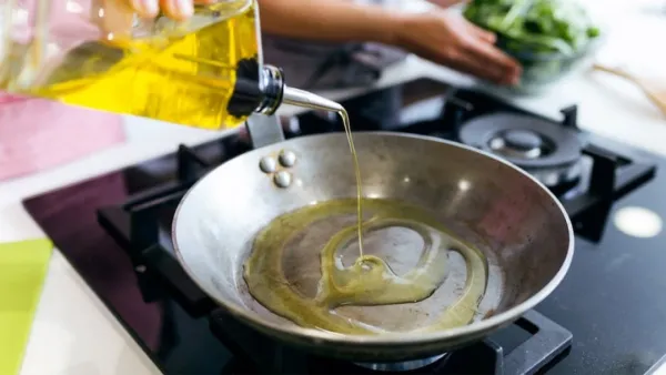 একই তেলে বারবার রান্না করা খাবার কতটা ক্ষতিকর?