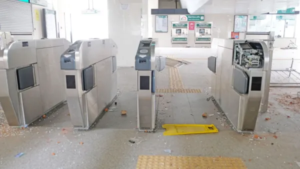 ক্ষতিগ্রস্ত মেট্রোরেল স্টেশন পরিদর্শন করলেন প্রধানমন্ত্রী