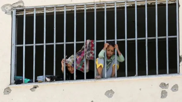 ইসরায়েলি হামলা থেকে বাঁচতে কারাগারে আশ্রয়