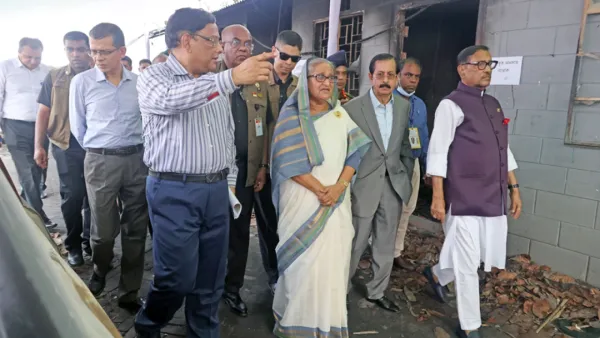 সেতু ভবন ও দুর্যোগ ব্যবস্থাপনা বিভাগ পরিদর্শনে প্রধানমন্ত্রী