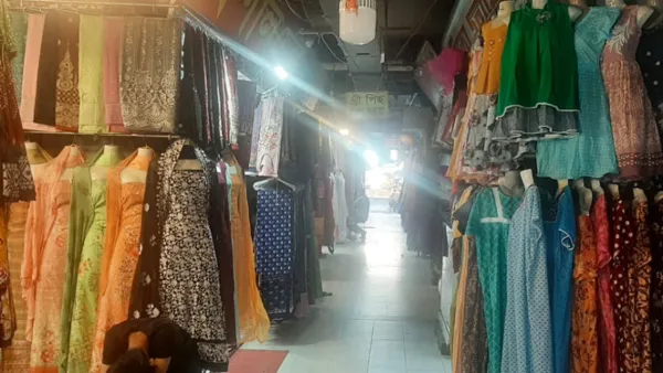 দোকানপাট খুললেও বেচাবিক্রি তলানিতে