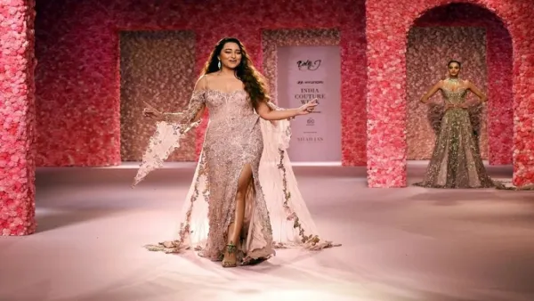 বিয়ের পর এই প্রথম র‍্যাম্পে সোনাক্ষী