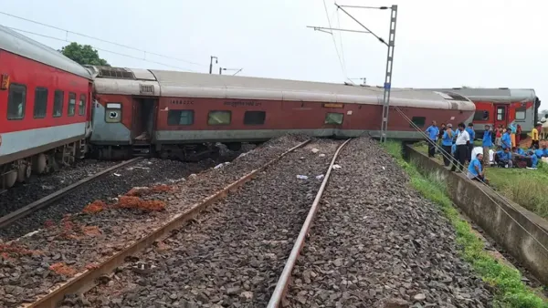 মুম্বাইগামী ট্রেনের ১৮ বগি লাইনচ্যুত, নিহত ২