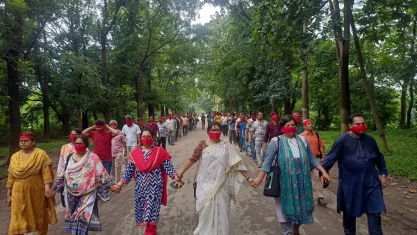 রাষ্ট্রীয় শোক প্রত্যাখ্যান করে মুখে লাল কাপড় বেঁধে জাবিতে মৌন মিছিল