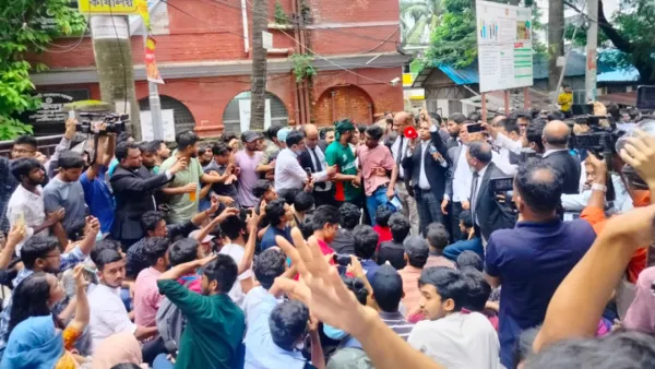 পুলিশের ব্যারিকেড ভেঙে চট্টগ্রামে আদালত চত্বরে বিক্ষোভকারীরা